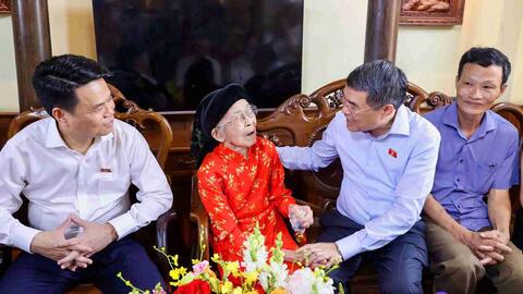 Thủ tướng Chính phủ Lê Minh Hưng thăm, tặng quà gia đình chính sách tại Hải Phòng