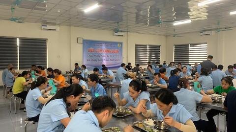 Công đoàn Công ty CP Vinatex Hồng Lĩnh phối hợp tổ chức Bữa cơm Công đoàn