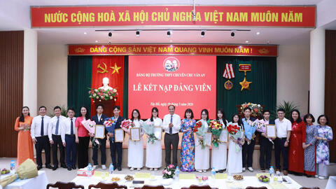 Trường Bưởi - Chu Văn An kết nạp Đảng cho 9 học sinh đúng dịp sinh nhật Bác