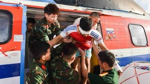 Xuyên đêm cấp cứu đưa 2 bệnh nhân nguy kịch từ Trường Sa về đất liền điều trị
