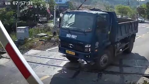 CSGT xử lý 71 vi phạm đường sắt trong một ngày, nhiều tài xế vẫn cố vượt cần chắn