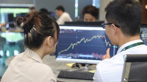 Điểm tựa của chứng khoán Việt Nam giữa nhiều "cơn gió ngược"