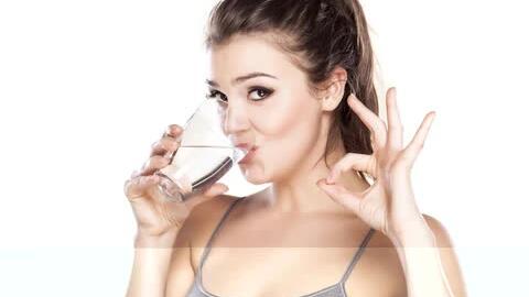 Thói quen đơn giản giúp duy trì đủ nước cho cơ thể khi đi du lịch