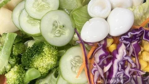 Giảm cân bằng cách cho trứng vào món salad rau