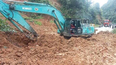Mưa lớn gây sạt lở Quốc lộ 32 qua Lào Cai, giao thông tê liệt trong đêm