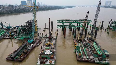 Không khí khẩn trương trên đại công trường thi công cầu Trần Hưng Đạo
