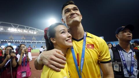 MC Hoàng Oanh tình tứ bên thủ môn Lê Giang Patrik sau chức vô địch ASEAN Cup