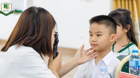 Trường Phổ thông Phùng Hưng chăm sóc sức khỏe cho học sinh từ sớm