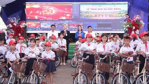 200 học sinh khó khăn ở xã Kỳ Thượng nhận xe đạp và quà đầu năm học mới