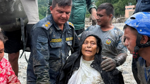 Người phụ nữ Nepal bất ngờ sống lại sau 10 ngày giữa bùn đất của lũ quét