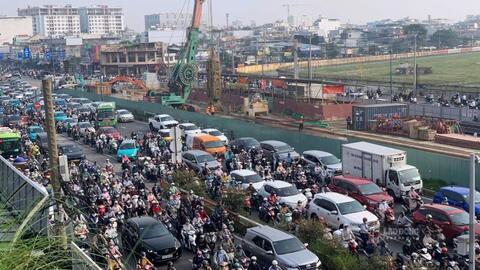 Ngày đầu điều chỉnh giao thông thi công Metro số 2: Nơi thông thoáng, nơi ùn tắc cục bộ