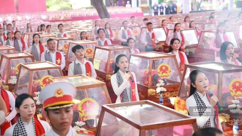 NSND Trịnh Kim Chi, Huỳnh Lập, Emoura Phạm và nghệ sĩ tiễn đưa 731 hài cốt liệt sĩ ở TPHCM