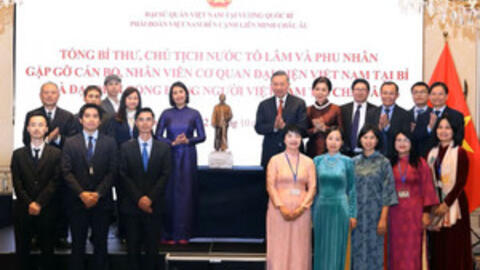 Tổng Bí thư, Chủ tịch nước Tô Lâm và Phu nhân gặp đại diện cộng đồng người Việt Nam tại châu Âu