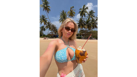 Cổ động viên quyến rũ nhất Man Utd du lịch Việt Nam