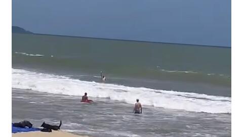 Cứu sống du khách bị sóng cuốn ở biển Nha Trang