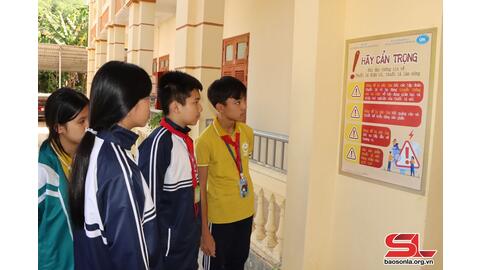 Xây dựng trường học không khói thuốc: Siết quản lý, bảo vệ học sinh