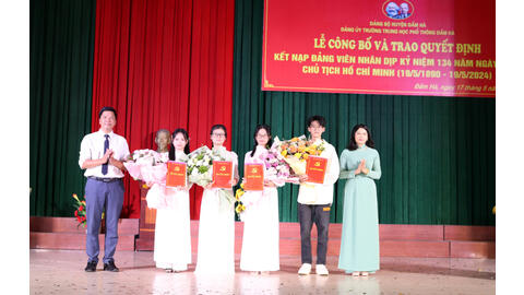 Trường miền núi Quảng Ninh kết nạp đảng viên mới cho học sinh ưu tú