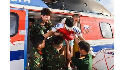 Xuyên đêm cấp cứu đưa 2 bệnh nhân nguy kịch từ Trường Sa về đất liền điều trị