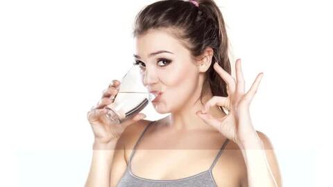 Thói quen đơn giản giúp duy trì đủ nước cho cơ thể khi đi du lịch