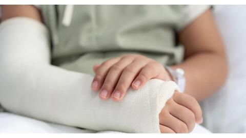 Gãy xương ở trẻ: Hiểm họa rình rập mùa Hè
