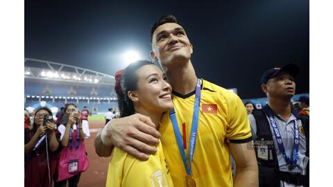 MC Hoàng Oanh tình tứ bên thủ môn Lê Giang Patrik sau chức vô địch ASEAN Cup