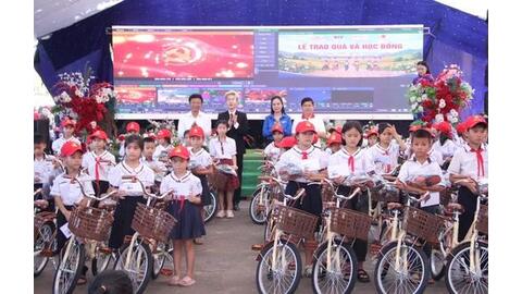 200 học sinh khó khăn ở xã Kỳ Thượng nhận xe đạp và quà đầu năm học mới