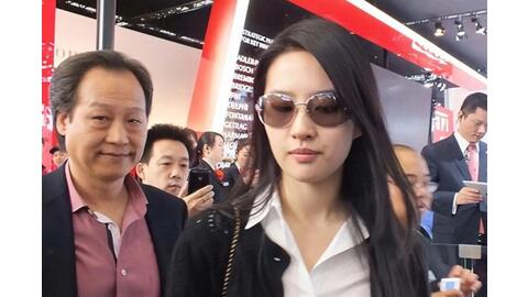 Lưu Diệc Phi và mối quan hệ hơn 20 năm với người được gọi là “cha nuôi”