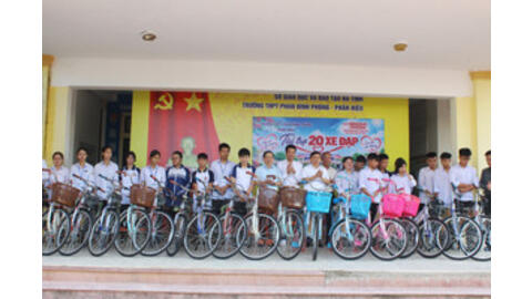 Báo GD&TĐ trao xe đạp, tiếp sức học sinh khó khăn Hà Tĩnh đến trường
