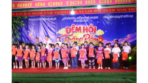 Hơn 1.000 học sinh vùng biên Nà Hỳ đón Trung thu ấm áp