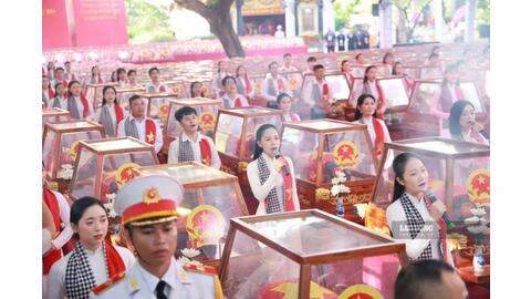 NSND Trịnh Kim Chi, Huỳnh Lập, Emoura Phạm và nghệ sĩ tiễn đưa 731 hài cốt liệt sĩ ở TPHCM