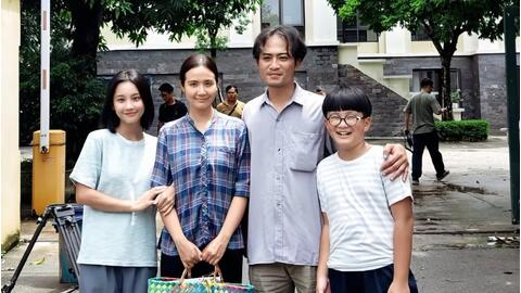 Doãn Quốc Đam xin lỗi bạn diễn, Huyền Lizzie tiết lộ cảnh bị bạo hành ở phim giờ vàng