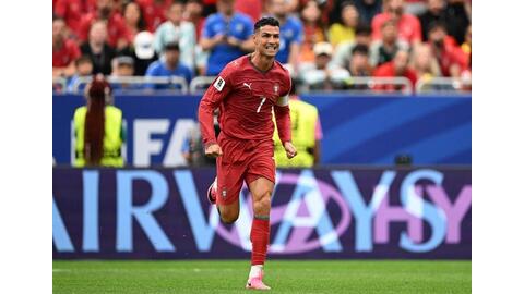 Ronaldo vượt Messi trong cuộc bầu chọn “Quả bóng vàng mọi thời đại”