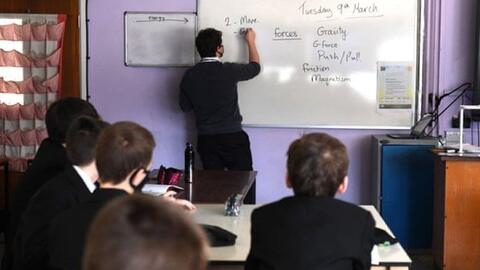 Anh: Trường học chao đảo vì giáo viên nhiễm Covid-19