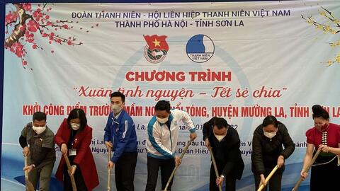 Trao yêu thương cùng "Xuân tình nguyện - Tết sẻ chia"