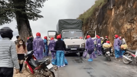 Nhóm phượt thủ và tài xế xe tải xô xát ở "gốc cây cô đơn": Công an vào cuộc