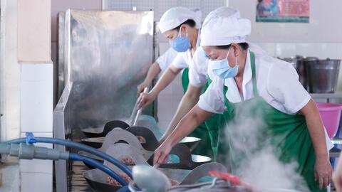 Hình ảnh học sinh vui với bữa ăn bán trú đầu tiên tại Cần Thơ