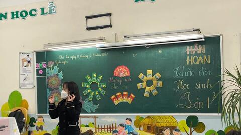 Học sinh lớp 1 hân hoan trong "ngày đầu tiên đi học"