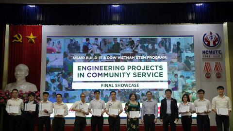 Sinh viên ba trường đại học thắng lớn tại EPICS