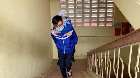 Tình nguyện làm “đôi chân” đưa bạn tới trường