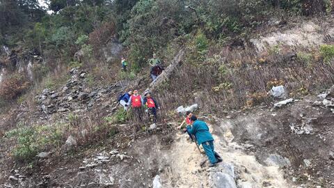 Du lịch mạo hiểm trên đỉnh núi cao nhất dãy Trường Sơn Bắc