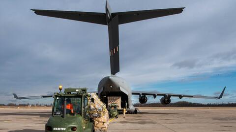 2 quốc gia tuyên bố sẽ gửi hàng nghìn vũ khí tới Ukraine