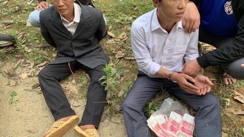 Lai Châu: Bắt hai chú cháu đi buôn tiền Trung Quốc giả kiếm lời