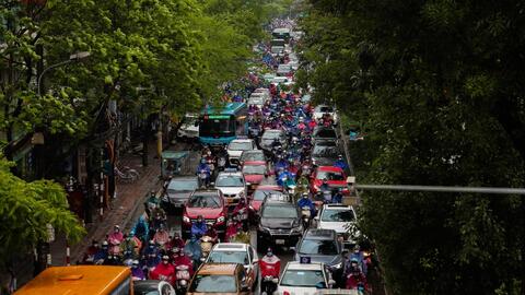 Nhiều tuyến phố Hà Nội ùn tắc trong cơn mưa, xe máy leo lên vỉa hè để đi