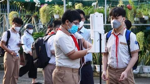 Nhân viên y tế trường học: "Người mẹ" hiền thầm lặng