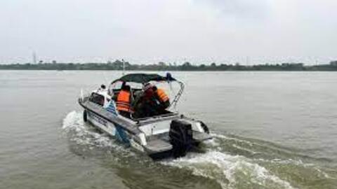 Diễn tập công tác cứu nạn, cứu hộ, sử dụng phương tiện thủy trên sông Hồng