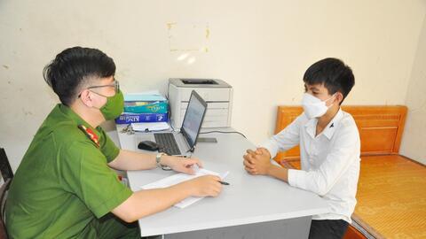 Nhóm thanh niên ngổ ngáo ném vỏ chai bia vào các phương tiện giao thông