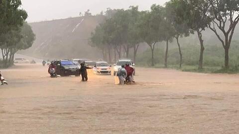 Thành phố Lào Cai ngập như sông do mưa lũ