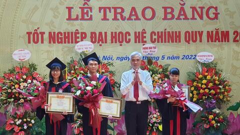 Học viện Quản lý giáo dục trao bằng tốt nghiệp cho 133 tân cử nhân