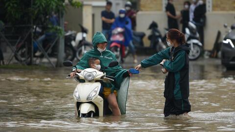Sau cơn mưa lớn trong đêm, đường phố Hà Nội ngập như sông