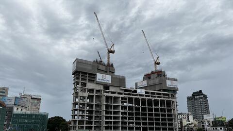 Cổ phiếu bất động sản tạo sóng... trong bão